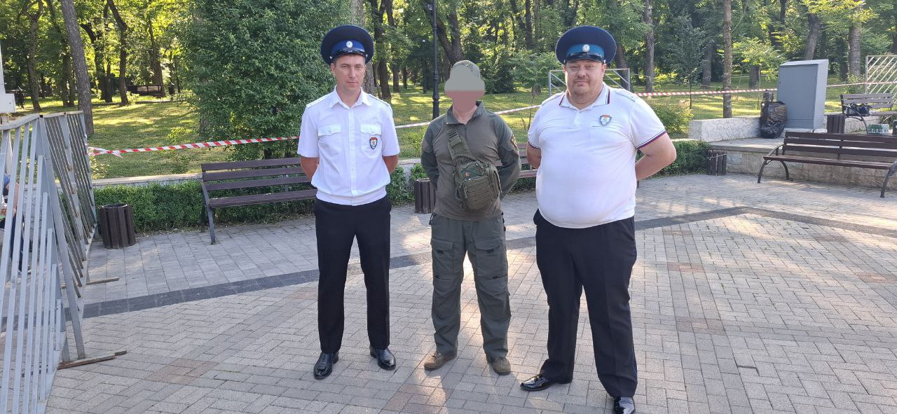 Народные дружинники поздравили выпускников 2025 с окончанием школы.
